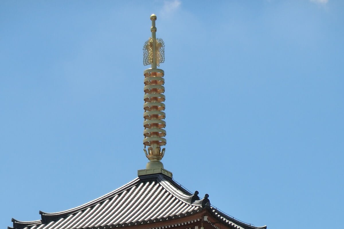 寺の屋根の伸びた棒（相輪）
